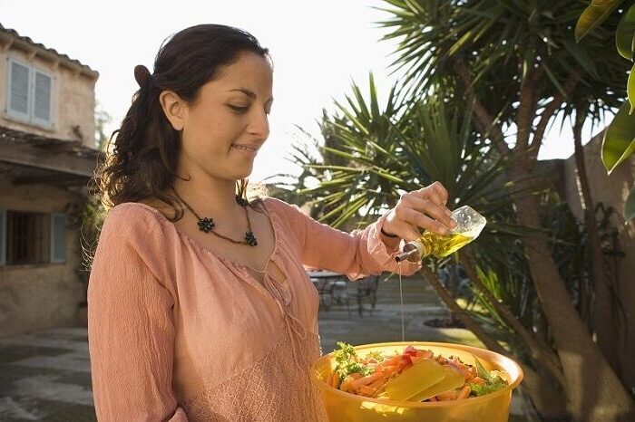 Olio condimento insalata donna